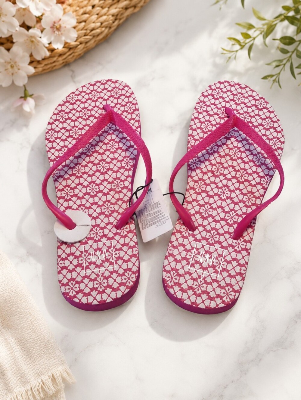 Size 9 Gap floral pink and white flip-flops